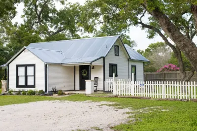 Boerne Bungalow off Main St in Downtown Boerne