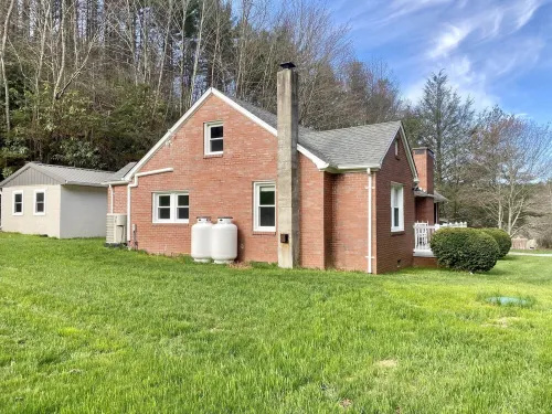 4 houses down from our farm, The Grace Place - king & queen beds