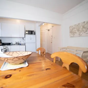 Cozy apartment in beautiful midtown Hoboken! 華盛頓大街附近的飯店