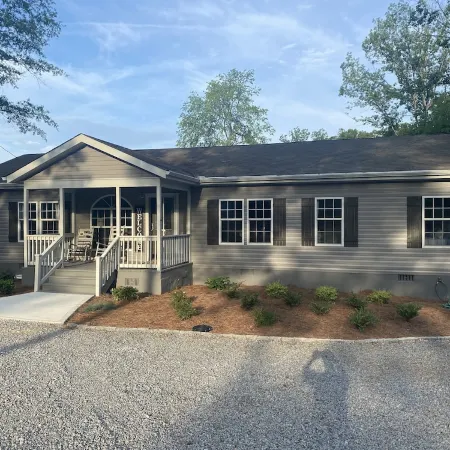LakeHouse w/ Great Views-Newly Renovated-private boat house/dock & fire pit