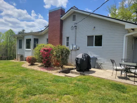 Farmhouse on Mountain Farm.  Come pet, feed, and play with many farm animals! Отели в г. Блу Ридж