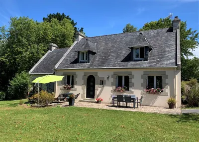 Neo-Breton house 200 m from the historic heart of LOCRONAN Eglise de Saint Ronan附近的飯店