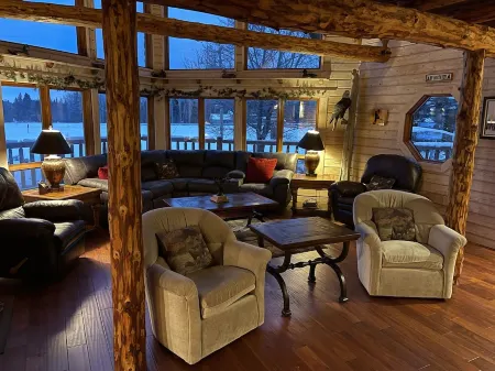 Rapid River Rustic Lodge, with plenty of space!