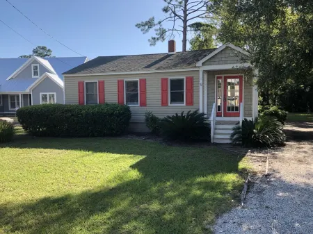 Pet friendly cottage w large fenced yard. Available weekly, monthly or nightly!