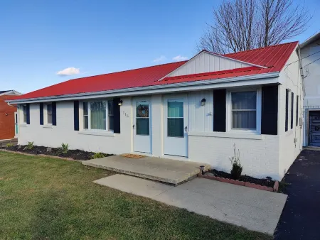 Cheerful Home w/Fireplace