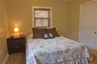 Easy Walk to Shops, Restaurants and parks. Pet Friendly with fenced backyard.