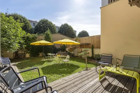 9 bedroom house with garden 10min from the heart of Lyon Отели рядом с достопримечательностью «Университет Клод Бернар Лион 1»
