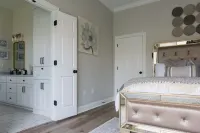 "Black Pearl: Luxury Home, Near Amenities, Sleeps 6"