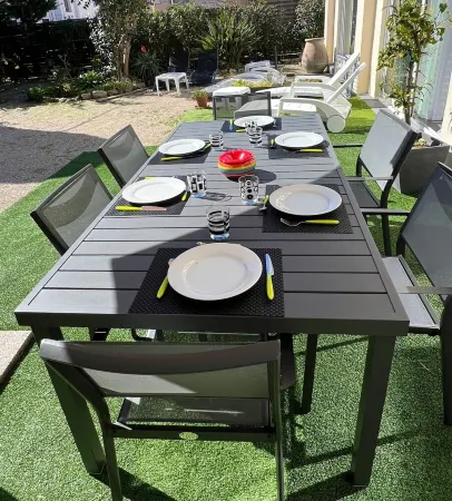 Air-conditioned apartment - All comforts - with garden and parking space Отели рядом с достопримечательностью «Музей Пикассо»