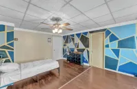Location! Close to Falls! 6-bedroom house in Niagara Falls