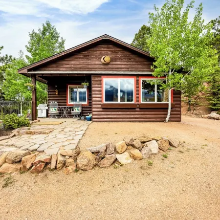 Breathtaking Pike's Peak View from Adorable Mountain Cabin
