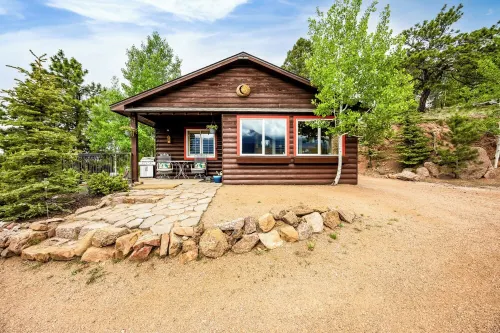 Breathtaking Pike's Peak View from Adorable Mountain Cabin