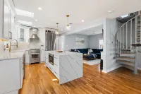 Cozy newly Renovated Beach House walking distance to beach and restaurants.