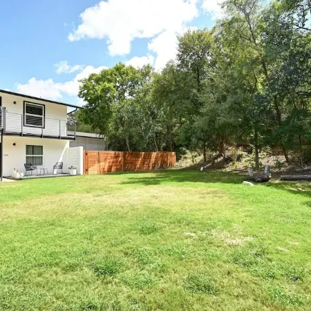 NEW! Walk to Zilker & Barton Springs! King Bed!