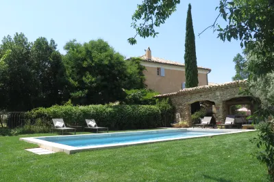 Elégante Bastide du XVIIIe siècle en Provence avec vue et piscine privée
