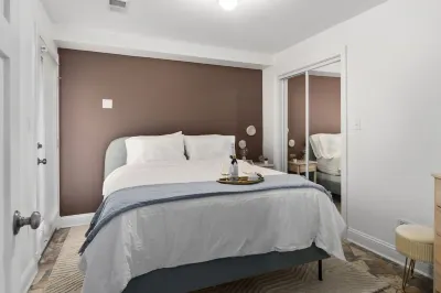Upscale 2BR Apartment with Patio 블루밍데일 호텔