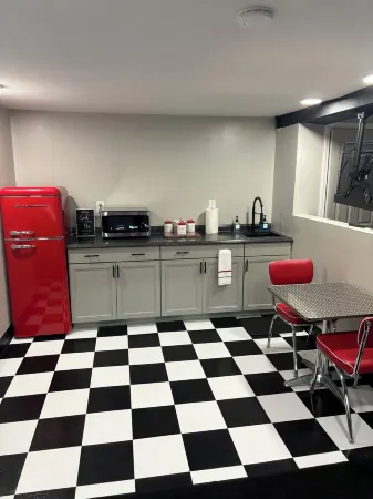 Charming 1-bedroom diner theme apartment with AC and WiFi in Morrow