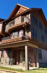 Beautiful Condo Retreat on the River - Homestays
