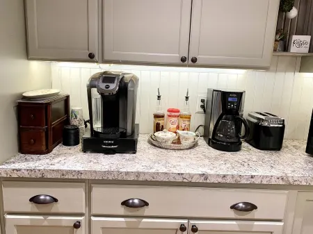 💐10 min to Trade Days, Pets, Deck, 6 separate beds, 🌲