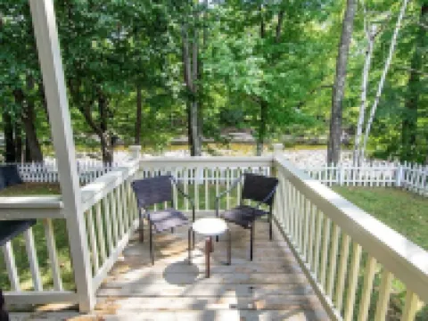 Keene Kottage 1890!! Waterfront in the High Peaks! Hotels in Keene