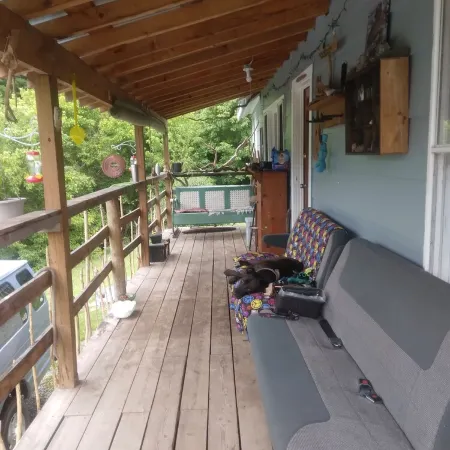 Cozy with spectacular views, easy access to I-64, and each end of the NRGNP