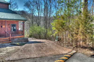 Aussie hospitality with Tennessee charm. Hotels near Cherokee Trading Post