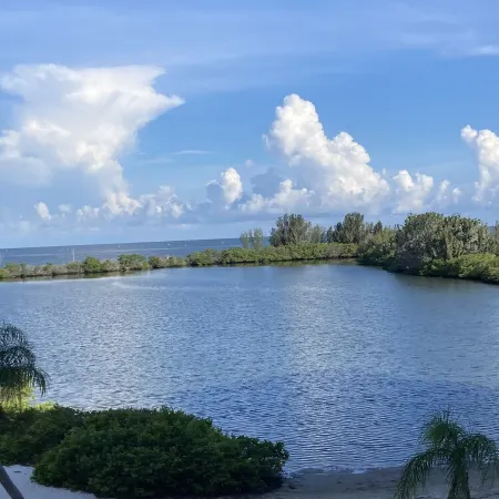 Hudson Hideaway: 2 BR/2 Bath Gulf Front Condo,Stunning Sunset from 27' Balcony