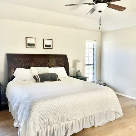 Large 3 bed/2 bath luxury home in central location!