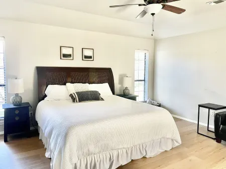 Large 3 bed/2 bath luxury home in central location!