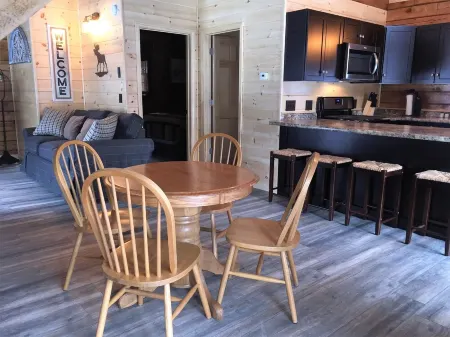 Comfortable Canada Cabin - DIRECT ATV AND SNOWMOBILE TRAIL ACCESS! Отели в г. Питтсбург