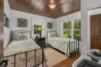 Walk to Downtown Cashiers!CharmingSecluded Cottage w/Resort Access –Pet Friendly