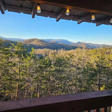STUNNING SMOKY MOUNTAIN VIEWS! Hot Tub! Games! Close to Dollywood and Parkway!