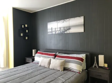 Cozy-Chic Urban Retreat - King bed, washer/dryer