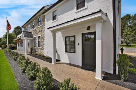 Cozy Apt with King Bed - Full Kitchen - Desk Area