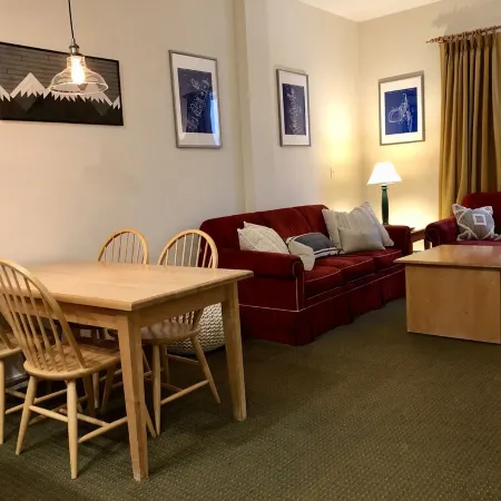 Stratton 1 Bedroom Long Trail Condo, Walk to Village and Lifts