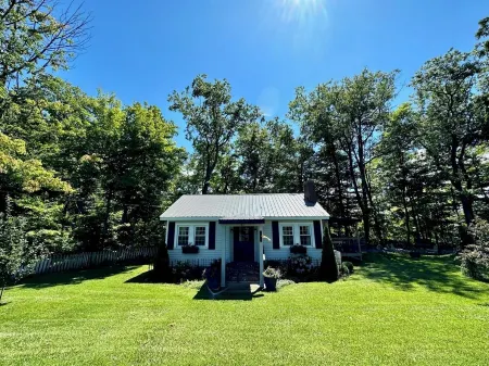 Cozy cottage with direct river access - perfect for fishing or weekend escape