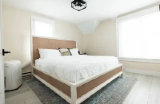 Arianna's Modern Makeover [5 Beds 2 Baths] 鄰近DeVos Place的酒店