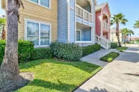 Luxury Seawall Beachfront Condo, Spacious, Quiet, 2 Resort Pools Galveston