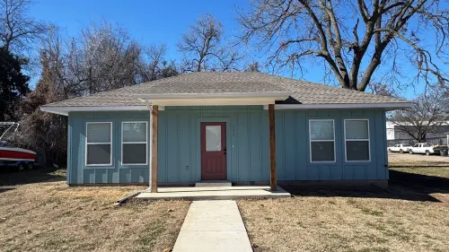 Brand New Charming 2B/2B in Chickasha, Near Downtown! Hotels in Chickasha