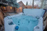 Fall Colors 2025 Special! Leaves, Hiking, Biking, Hot Tub, Yard, Downtown!