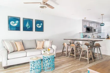 Cozy Beachfront Bliss with Ocean Views Отели рядом с достопримечательностью «Destin FL Rentals»