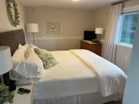 Cozy Forest Hideaway –Time to Book for Fall and Winter Months. Hotels near Willamette Falls Scenic Viewpoint