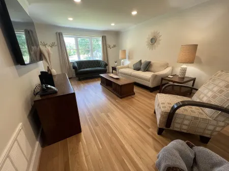 Restful Mid-Mod in the heart of Hickory