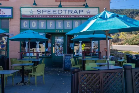 Trailside Cottage! Lovely, warm King bed home in Stunning Palmer Lake! Отели в г. Палмер Лейк