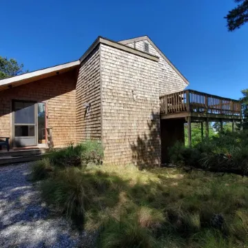 Your Cape Cod respite awaits! 5 minutes walk to quiet bay beach.