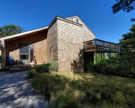 Your Cape Cod respite awaits! 5 minutes walk to quiet bay beach. 伊斯特姆酒店