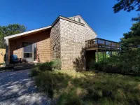 Your Cape Cod respite awaits! 5 minutes walk to quiet bay beach. 科德角國家海岸附近的飯店