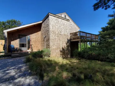 Your Cape Cod respite awaits! 5 minutes walk to quiet bay beach. Hotels near Wellfleet Drive-In
