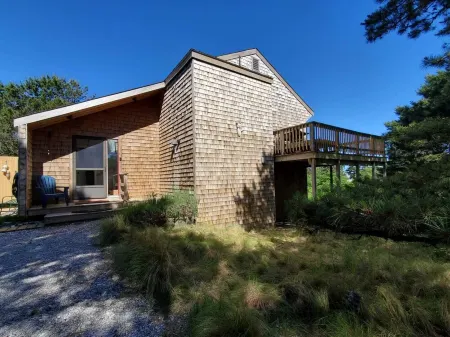 Your Cape Cod respite awaits! 5 minutes walk to quiet bay beach. Отели в г. Истам