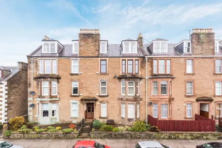 Claymore Apartment, Brook Street, central Broughty Ferry, Dundee Отели рядом с достопримечательностью «Университет Данди»